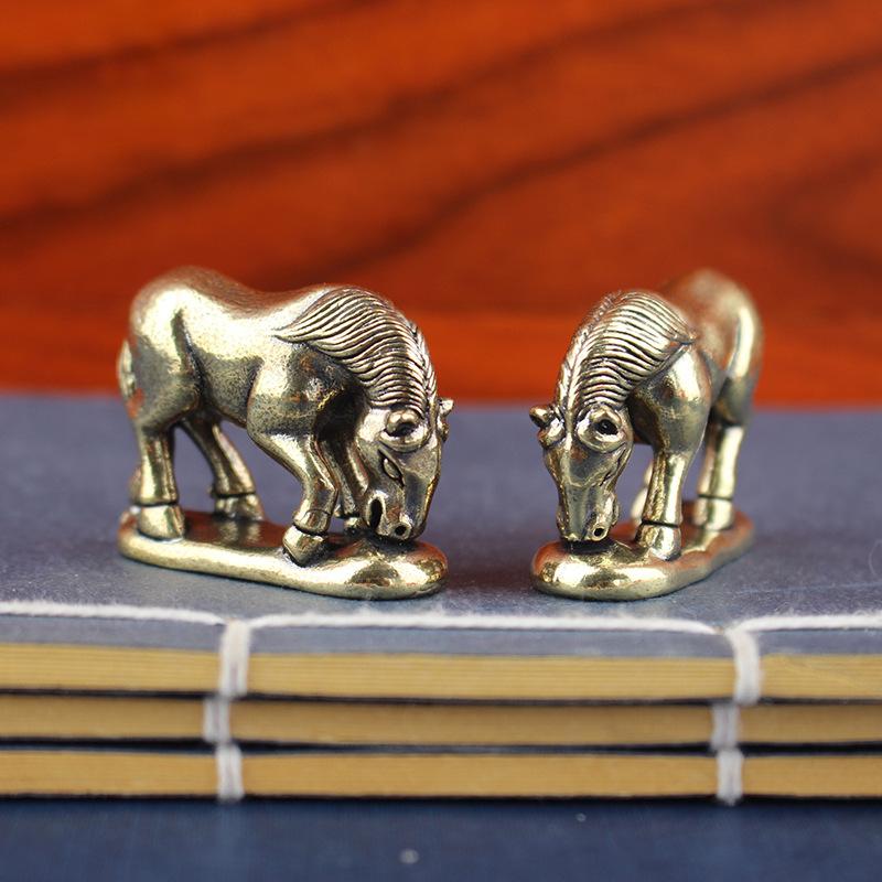 Figurka koně v roce koně, Pasoucí se kůň, Soška koně, Stolní ozdoba koně, Socha na stole v obývacím pokoji