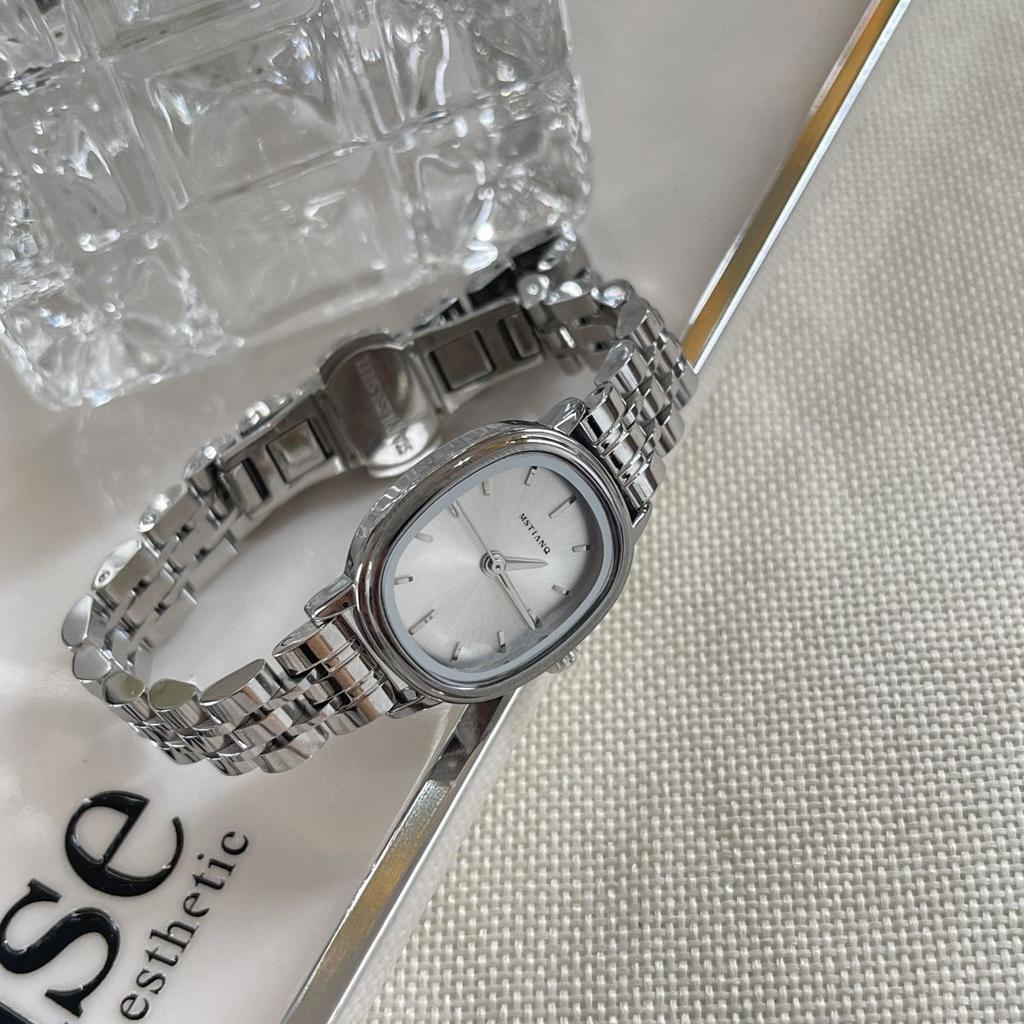 Retro Europäische Und Amerikanische Kleine Zifferblatt Damen Nische Leichter Luxus Damen Studentenstil Einfach Hochwertig Stahlarmband Uhr Damen