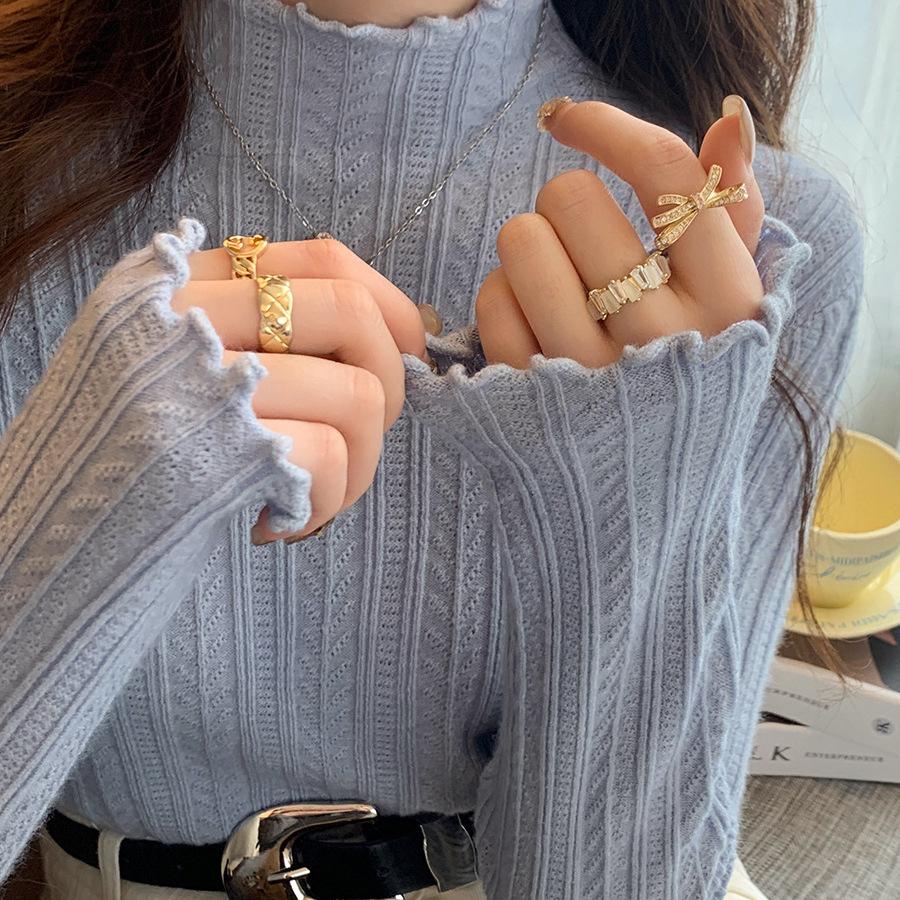 White Base Shirt for Women In Spring and Autumn Paired with A High-end Semi High Neck Sweater with A Black Fungus Edge Knit Top