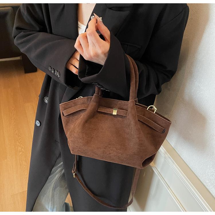 Retro bucket bag women's new large-capacity portable pleated bag versatile shoulder messenger bag