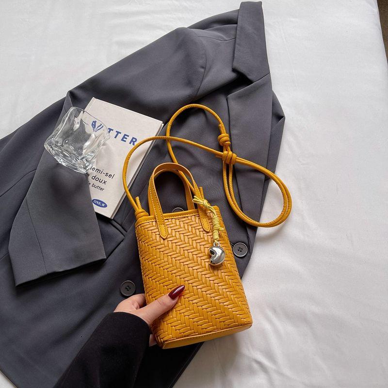 

Niche Bag Women s 2025 New Trendy Silver Bucket Bag Hand Bag Commuter Shoulder Bag Shoulder Mobile Phone Bag Yellow