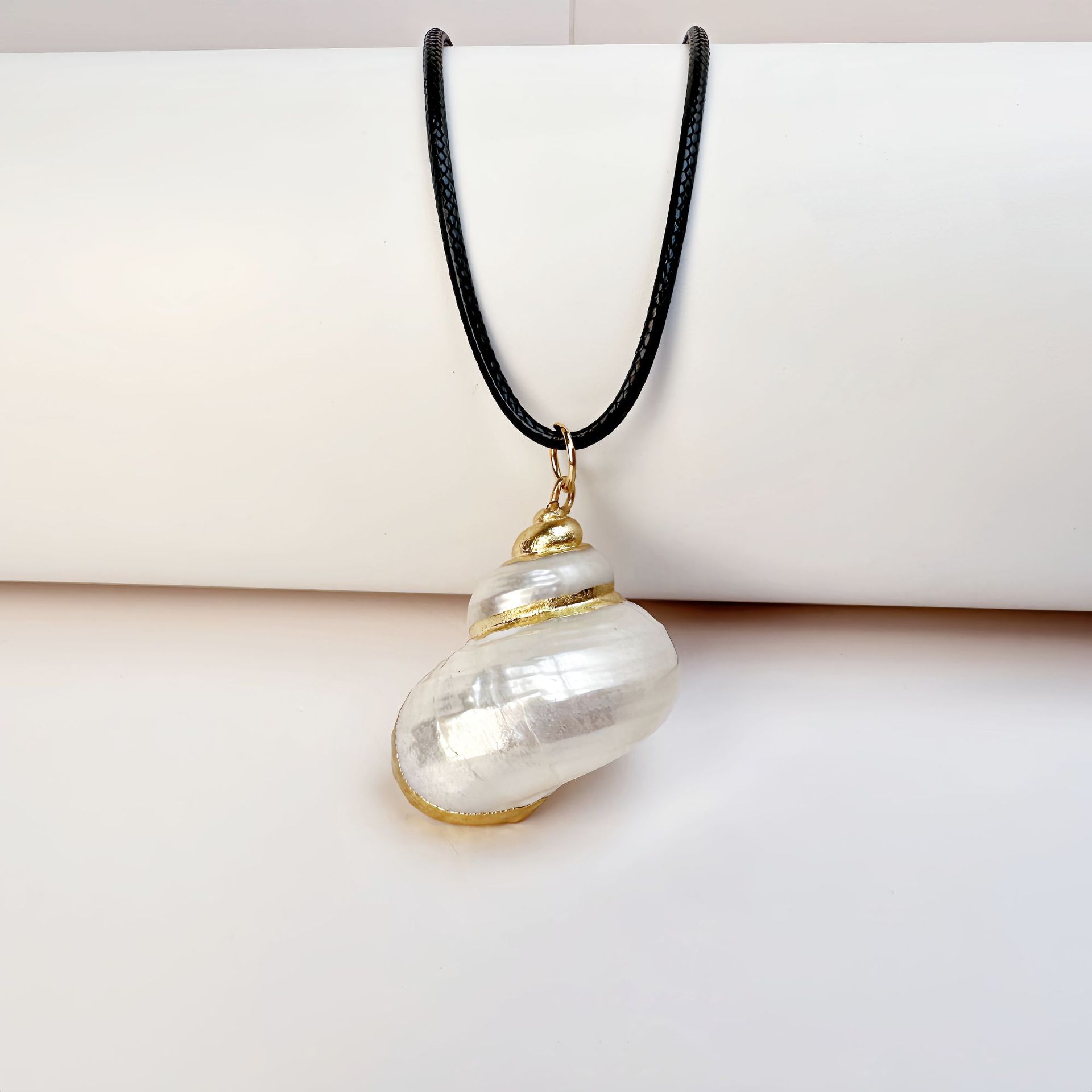 

New Charm Natural Conch Shells Leather Rope Pendant Necklace for Women Temperament Trendy Summer Beach Vacation Accessories Gift