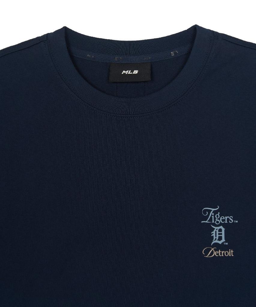 Emelbi Serif Small Lettering Logo Regular Fit Short Sleeve T-Shirt Det (Navy)