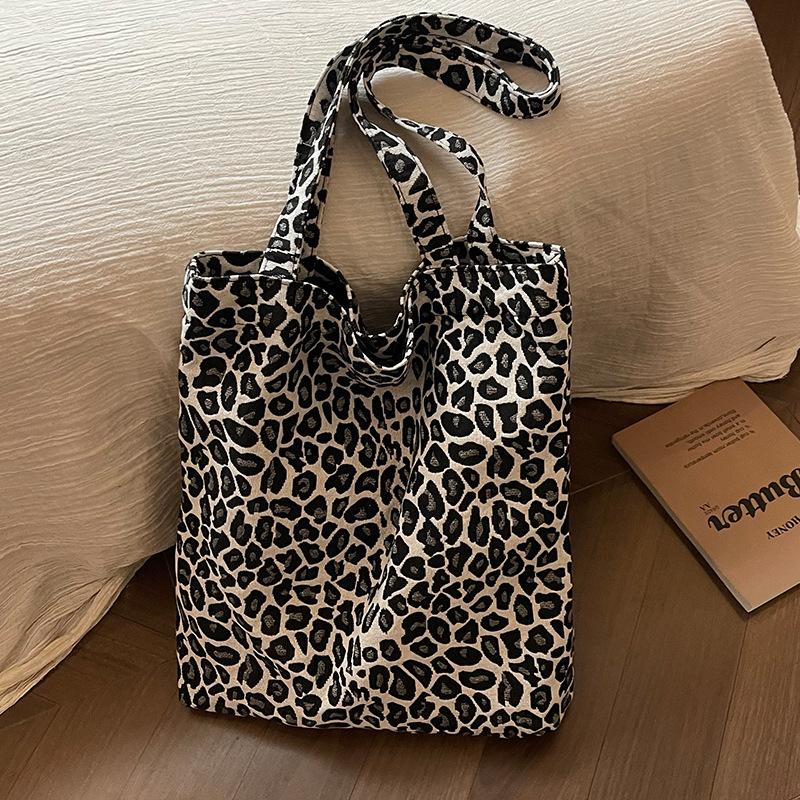 

Large capacity soft surface commuter bag 2026 autumn and winter retro canvas bag women s fashion leopard print shoulder armpit bag