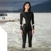 Costume da bagno intero sportivo a manica lunga da donna con protezione solare, design snellente e patchwork per il surf e le immersioni.