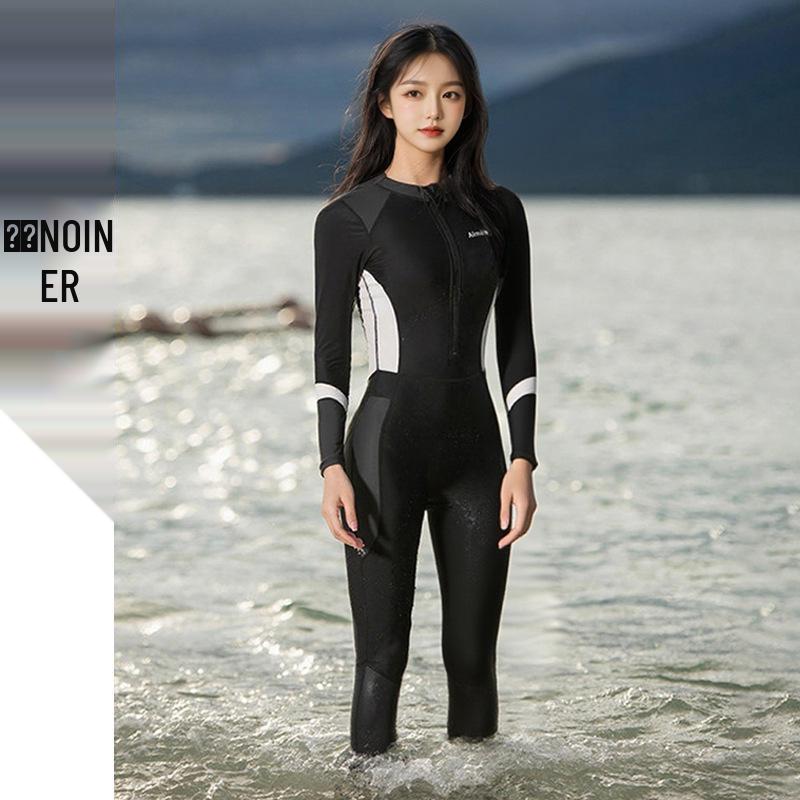 Sportlicher Langarm-Einteiler für Damen mit Sonnenschutz, Schlankmachendem Design und Patchwork für Surfen und Tauchen.