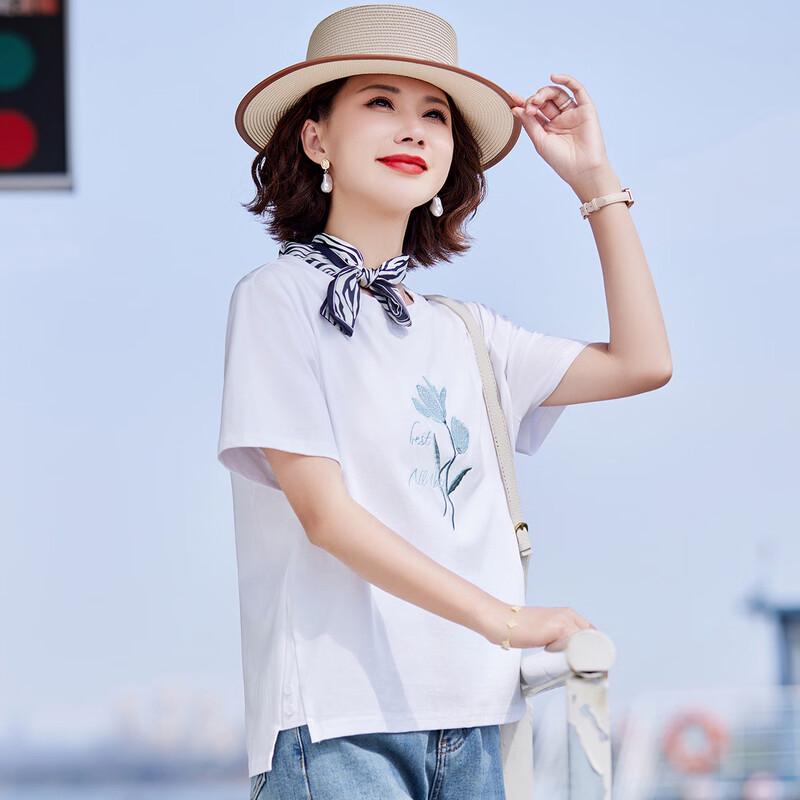 Pastellfarbenes besticktes Baumwoll-Kurzarm-T-Shirt für Frauen mittleren Alters