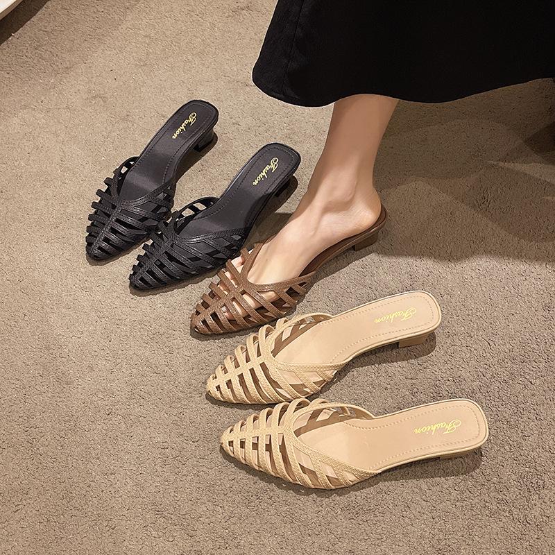 Frühling und Sommer neue Hausschuhe Damen Außenbekleidung Temperament literarisch und retro spitz niedriger dicker Absatz Sandalen Schweinekäfigschuhe