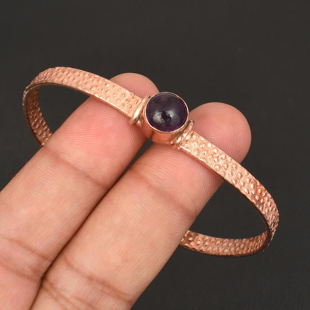 Natürliches Amethyst Edelstein Armband in gehämmertem Kupfer - Handgefertigter offener Armreif - Einzigartiger Statement Schmuck