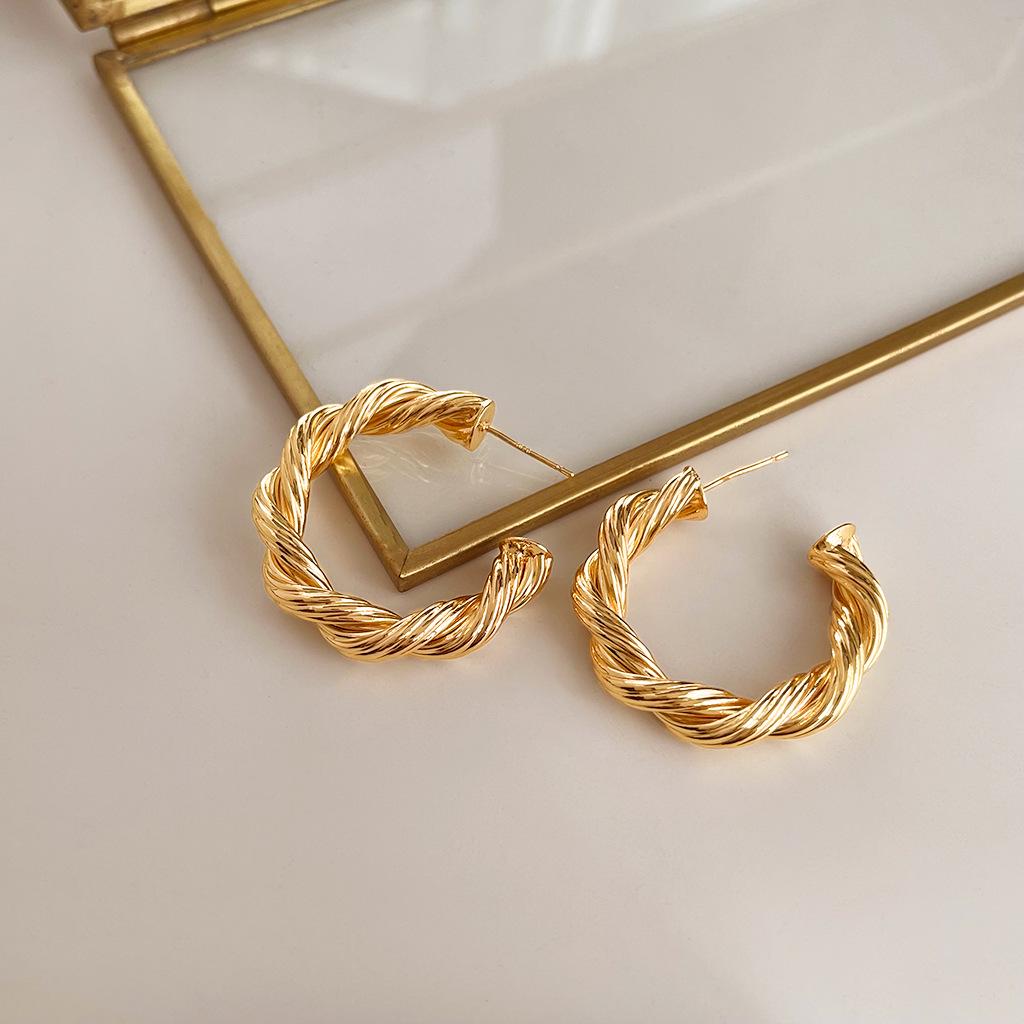 Boucles d'oreilles médiévales vintage à perles: Design rétro à l'huile coulée avec une touche haut de gamme et une personnalité unique