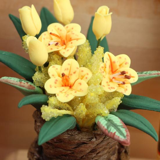 Dollhouse Bonsai 1:12 Scale Miniature Hand-Kneaded Yellow Floral Arrangement with Lifelike Petals Leaf Veins Simulated Woven Flower Utensils
