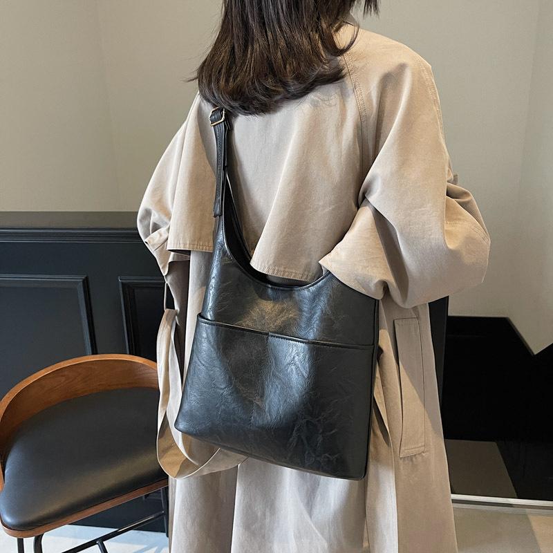 2025 autumn and winter popular bucket bag women's new autumn and winter women's large-capacity retro versatile shoulder bag
