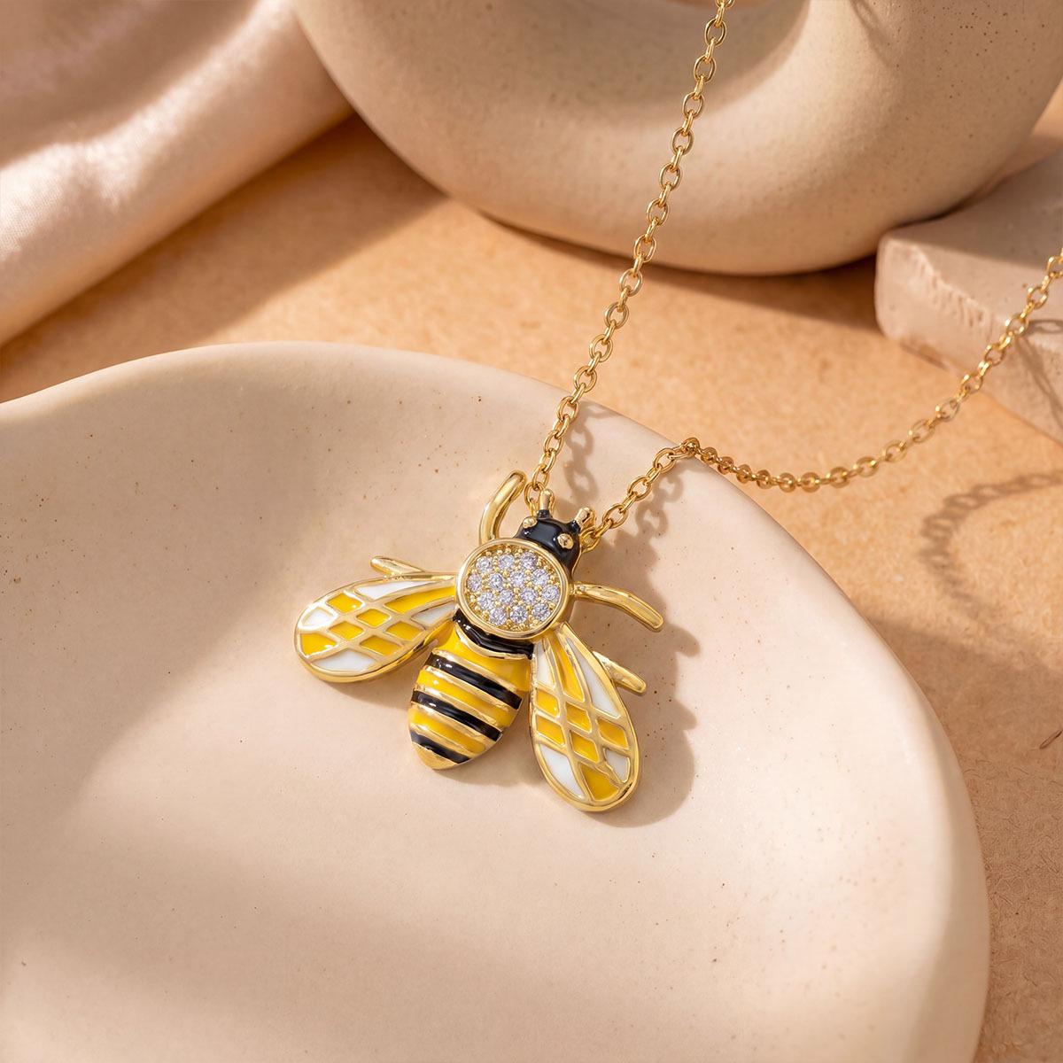 Colorful Little Bee Necklace Accessory for Women - Small Luxury High-end Style Summer Collar Chain for The Eccentric Fashionistas XL889 золотой