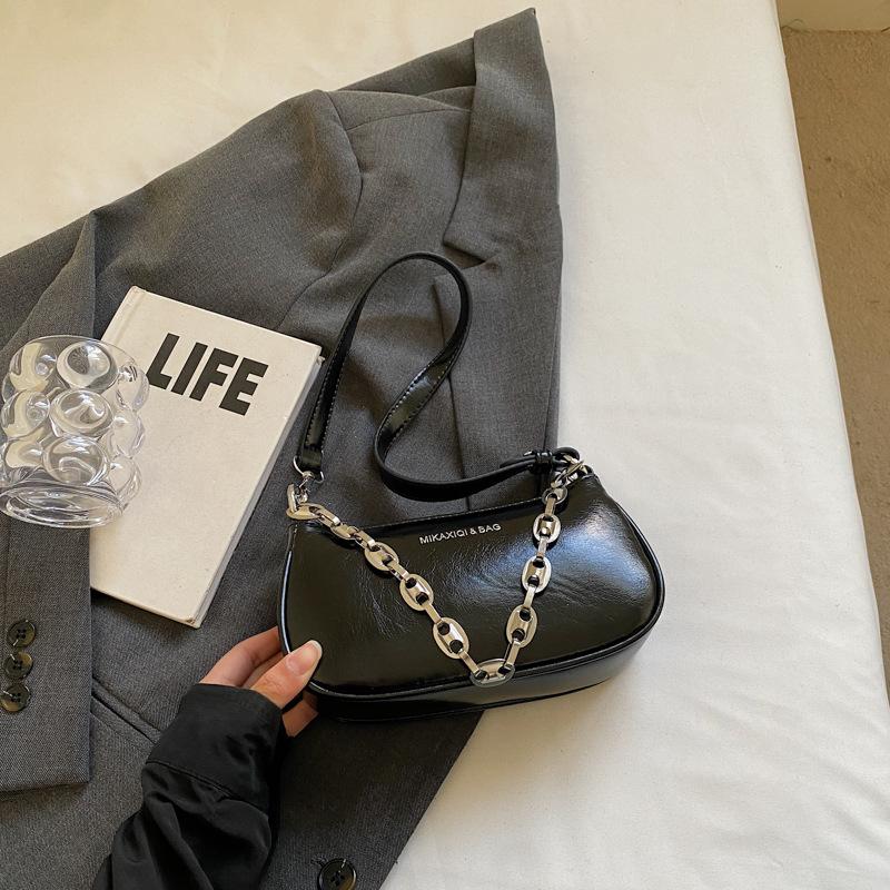 Super fire small bag women's retro versatile 2025 new fashion shoulder messenger bag women's popular underarm small square bag