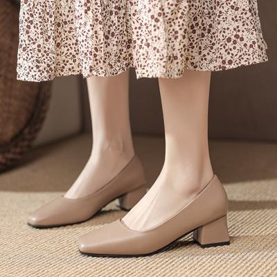 2025 neue Frühling eckige Zehenpartie helle Mündung dicker Absatz einzelne Schuhe mittlerer Absatz schwarz Arbeit kleine Lederschuhe große Größe 41 Damenschuhe