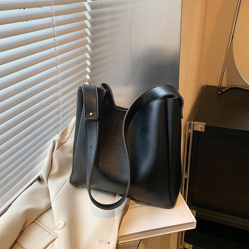 Winter tote bag women's new retro large-capacity messenger bag fashionable and simple commuter shoulder bag