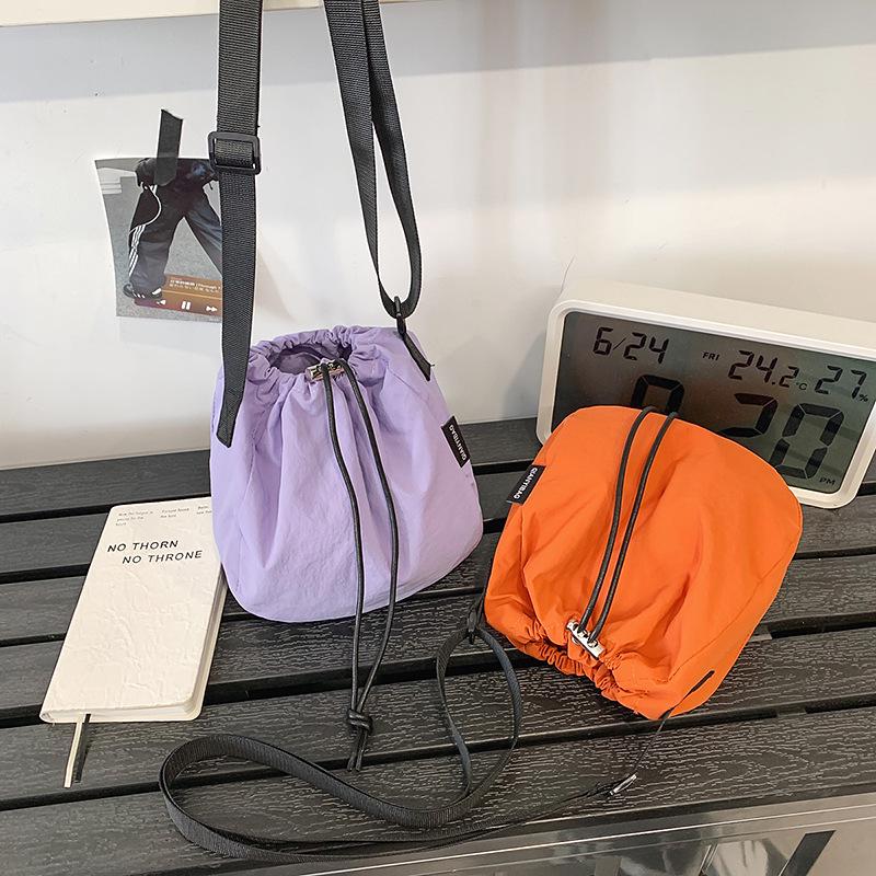 Unisexová lehká ležérní crossbody taška ve tvaru knedlíku pro dojíždění a venkovní aktivity