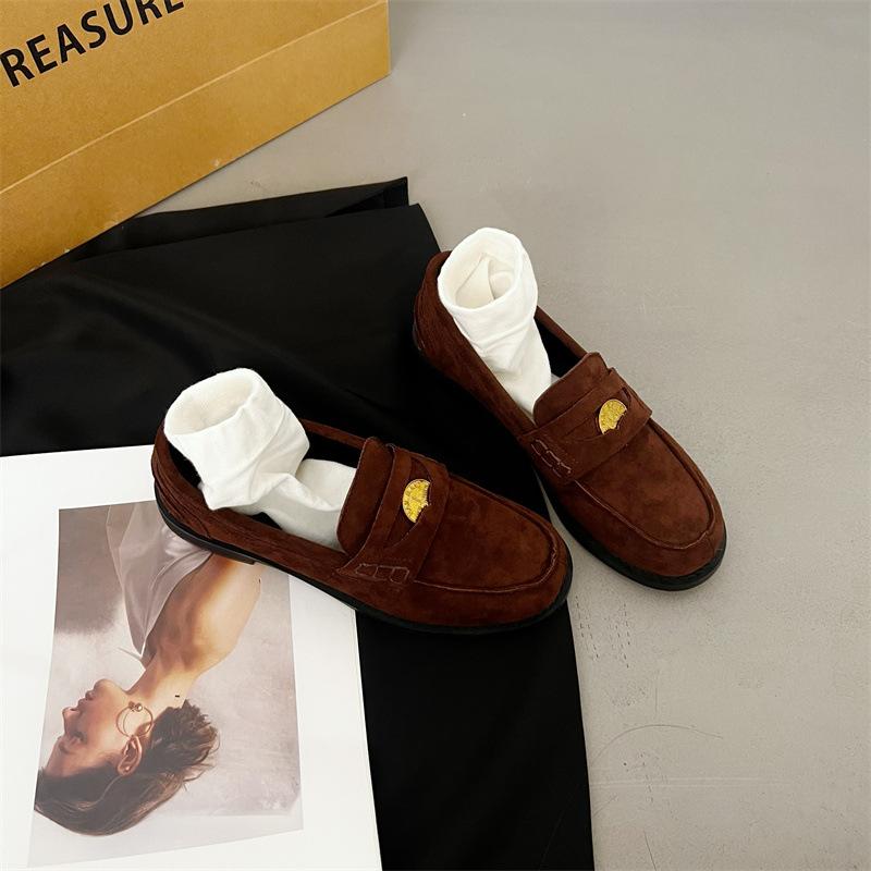 

Весенние повседневные ретро замшевые женские туфли на плоской подошве с круглым носком и декоративной пряжкой в виде маленькой золотой монеты 40