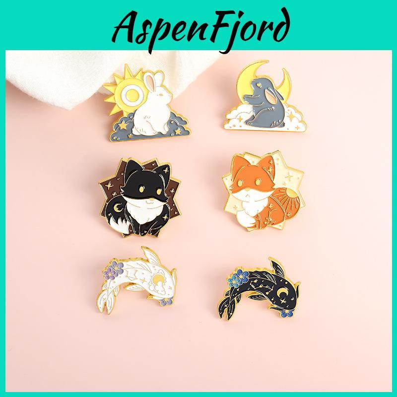 Creative Animal Couple Brooch Cool Cartoon Tai Chi Fish Black And White Rabbit Design