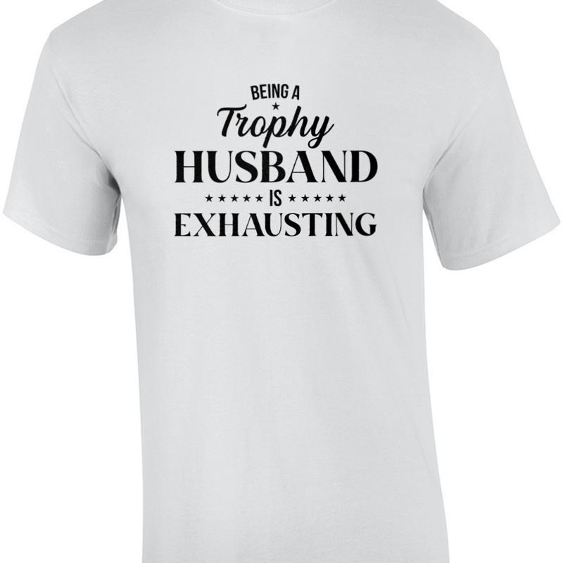 Ein Trophäen-Ehemann zu sein ist anstrengend. Lustiges T-Shirt