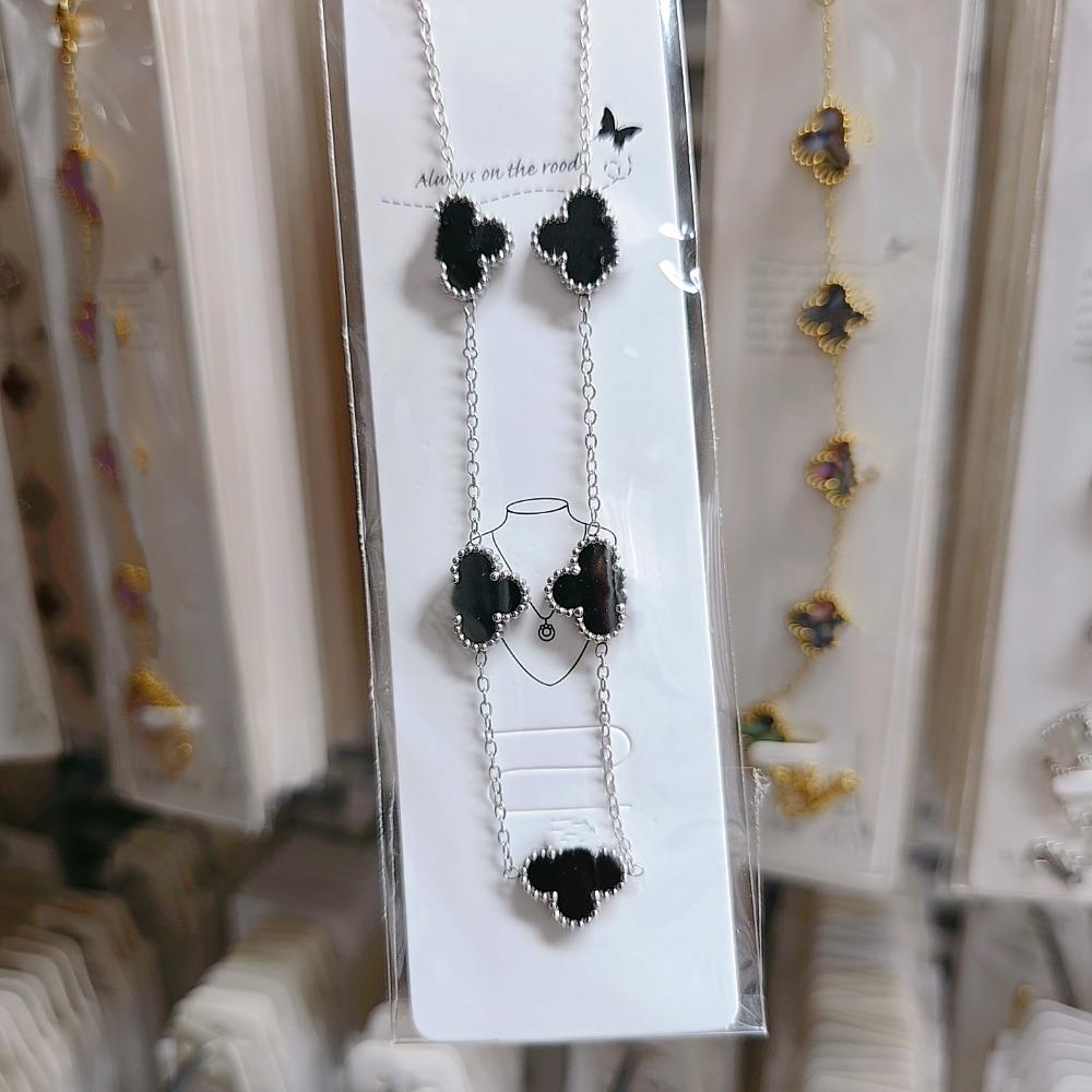 This Stylish Non-fading Four-leaf Clover Necklace for Women Is Suitable for Wearing in The Shower and Features A Double-sided Design