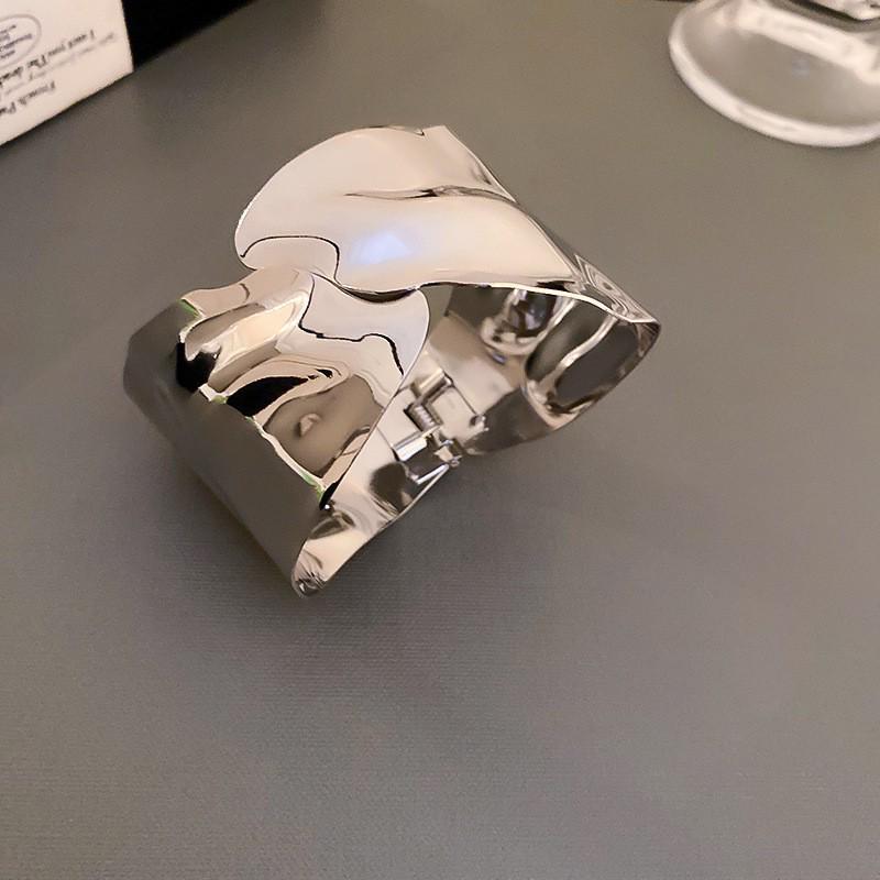 European-American Geometric Metallic Open Bangle: Simple, Versatile, Niche Design Bracelet