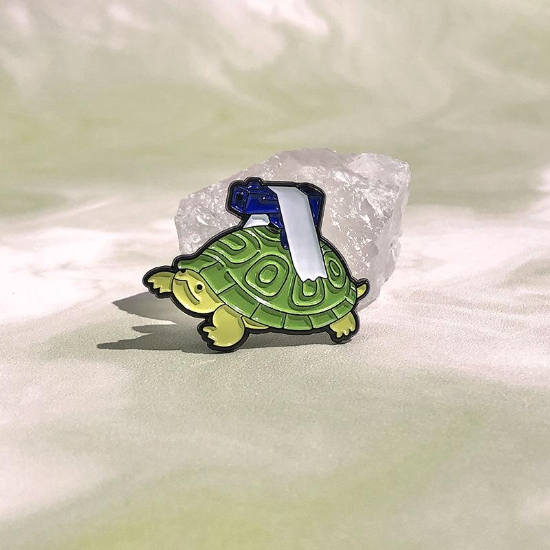Creative Green Animalthemed Turtle Brooch With Gun Design Unique Alloy Pin For Accessories Fashion