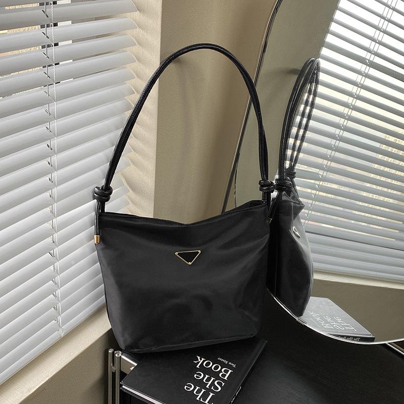 New Korean Style Fashionable Niche Shoulder Bag Handheld Trendy Casual Bucket Bag for Women Commuting To Work Crossbody Bag