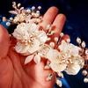 Weiße Acrylblume Braut-Kopfschmuck Reiner Handgemachter Perlen-Haarkamm Westlicher Hochzeitskranz Doppelband