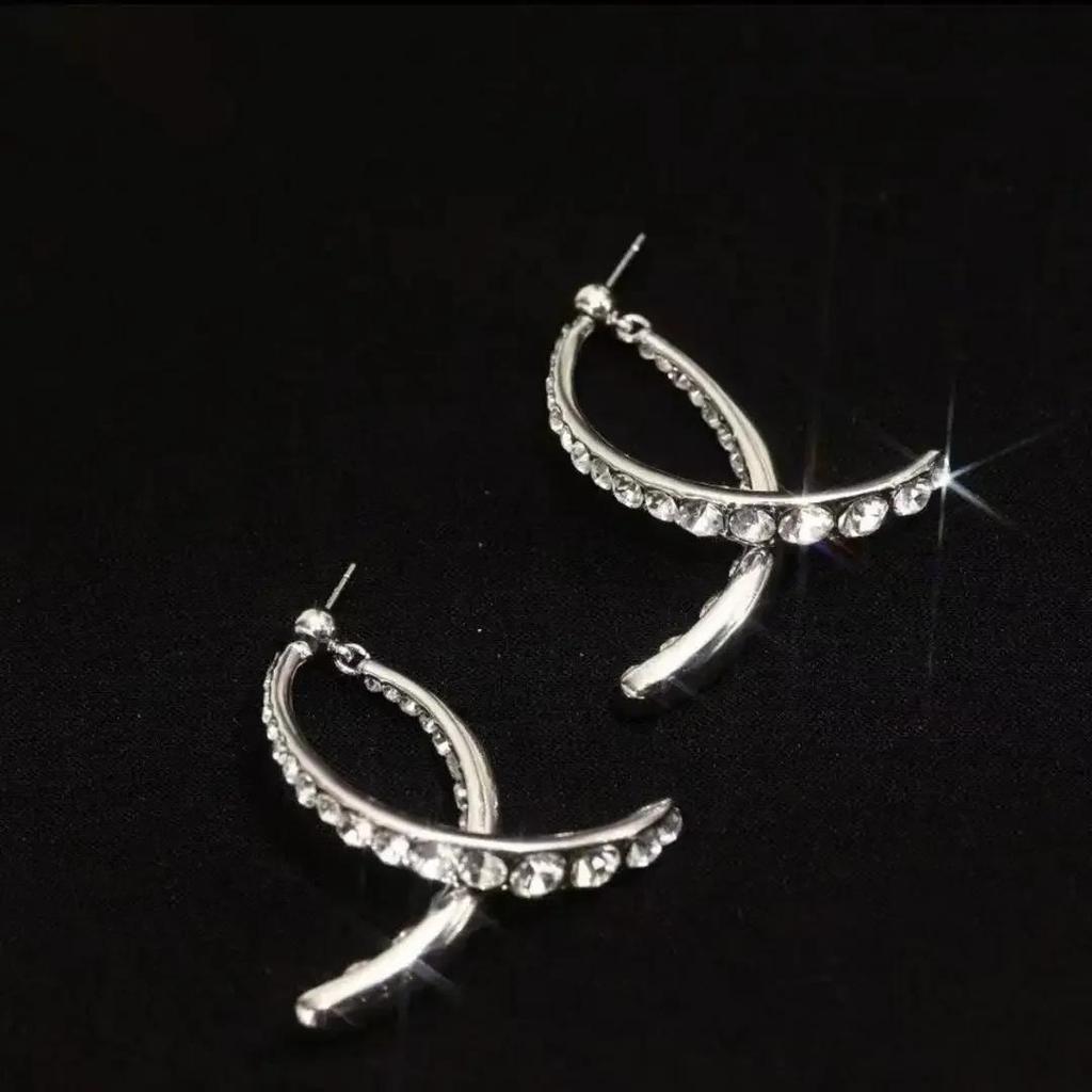 Orecchini coreani a forma di croce curva placcati in lega d'oro 18k Orecchini pendenti curvi Gioielli in zircone Regali per donne