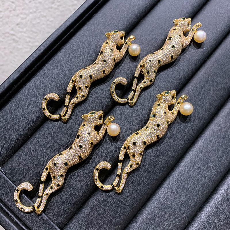 High-End Vintage Leopardenbrosche: Herren Kupfer, Zirkon, Perle Anstecknadel für Bekleidungszubehör