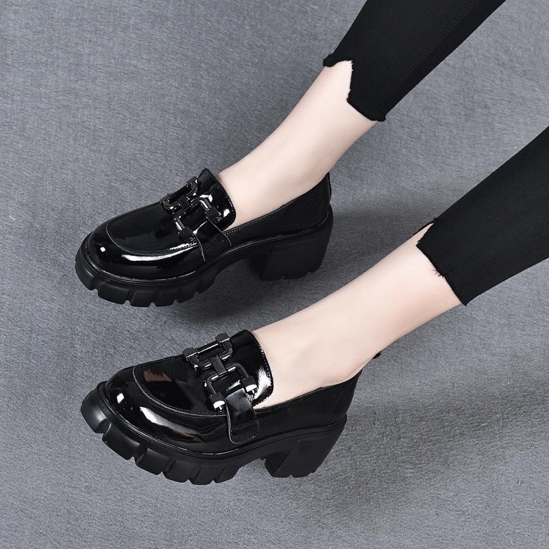 

One-pedal platform shoes women s 2025 spring and summer new British style comfortable muffin heel cow patent leather women s loafers 35