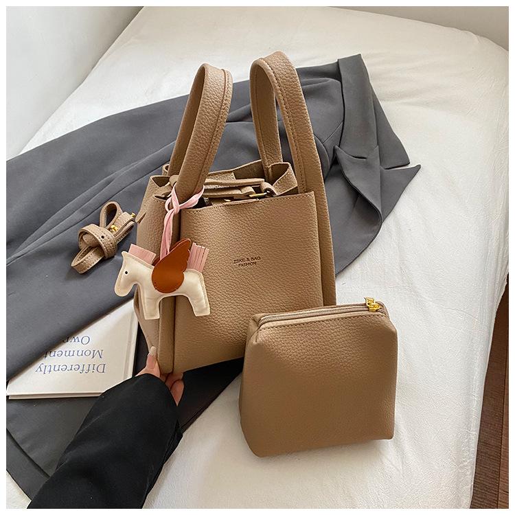 Retro portable bucket bag women's new large-capacity women's messenger bag fashionable versatile high-end shoulder bag trendy