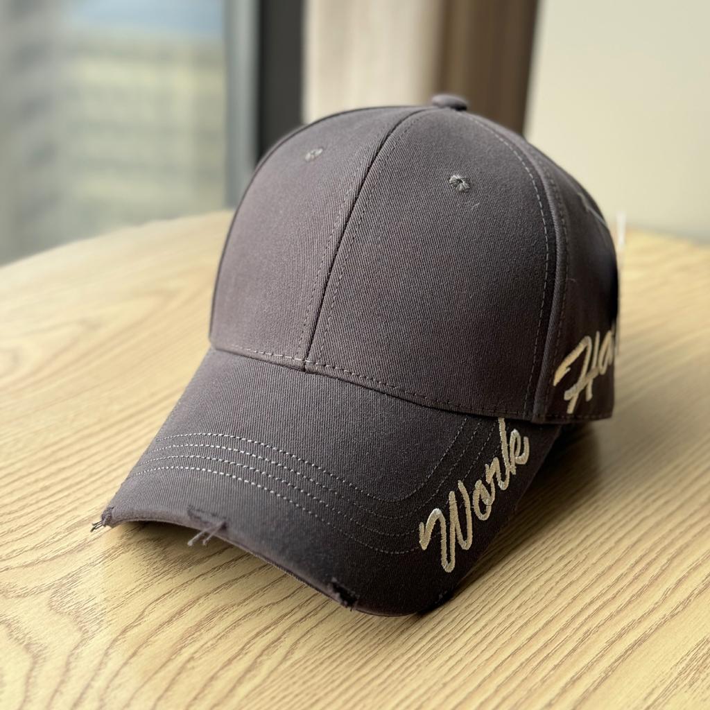 2026New trendy American-style hard-brim baseball cap for women, wide-brim sun-shading cap for men, versatile and casual, makes the face look smaller
