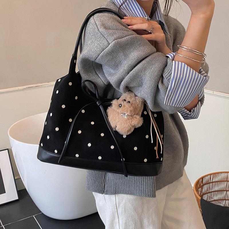 Borsa a Spalla Y2K Carina a Pois in Pelle Scamosciata per Donna Marrone Grande Capacità Borsa Tote Peluche Cane Ciondolo Fiocco Decorazione Borsa a Mano Retrò