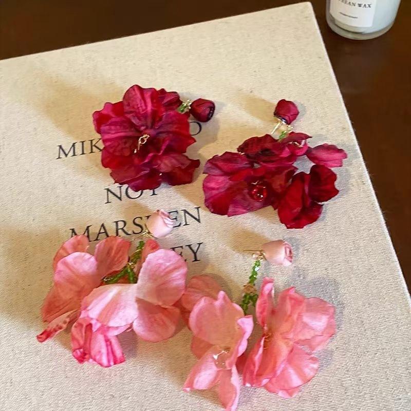 

Blue chiffon elegant flower earrings червоний
