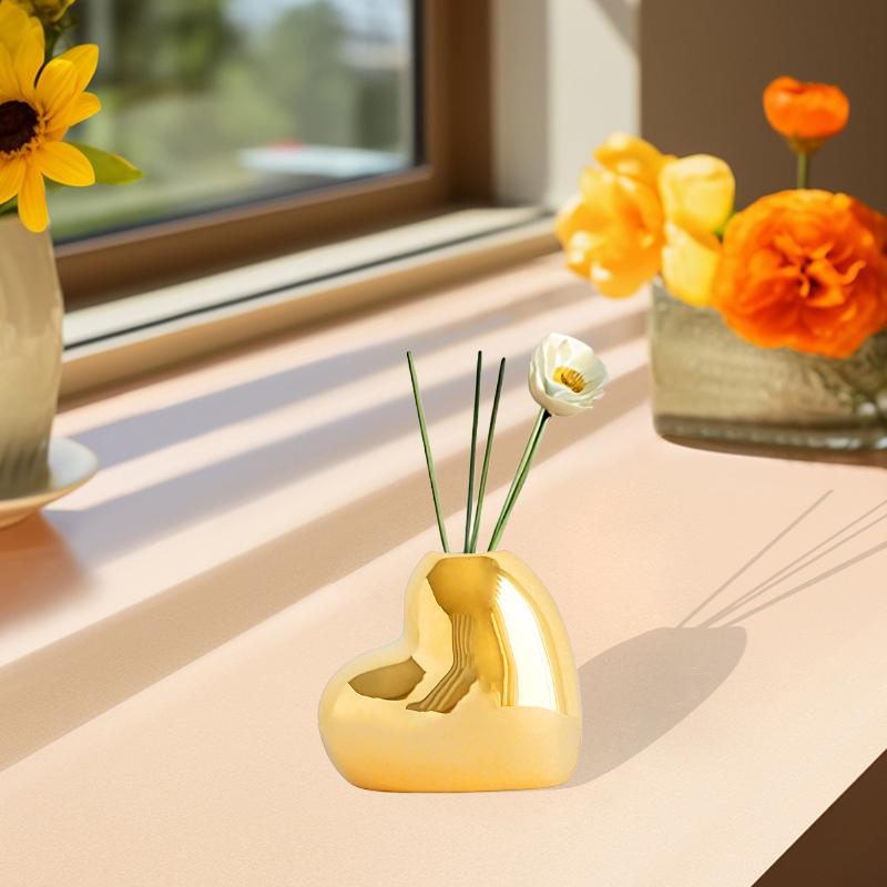 1PC Heart Shaped Bottle Creative Ceramic Bottle Gold Aromatherapy Bottle Fragrance Ornament Small Vase Simple 5.5x3.3x4.8cm