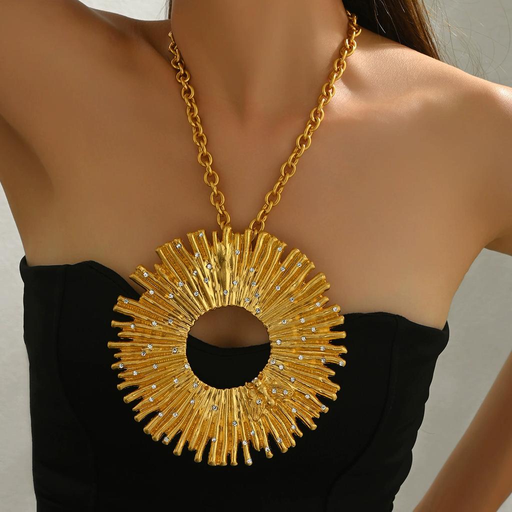 Retro Sunpatterned Rhinestone Necklace Gold Thick Chain Circular Pendant Exaggerated Individual Neck Chain Fashion Women Jewelry