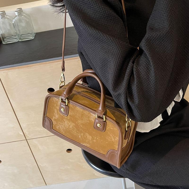 

Сумка-клатч под мышкой, весенний минималистичный тренд, стиль через плечо на одном плече коричневый