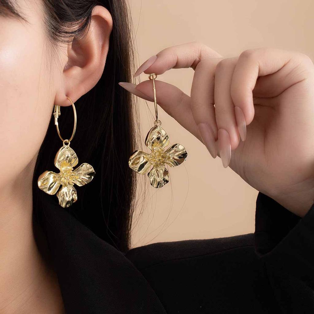 Metal Wind Flower Earrings, High-End Light Luxury Stamen Earrings Exaggerated Retro Pleated Petal Earrings Women