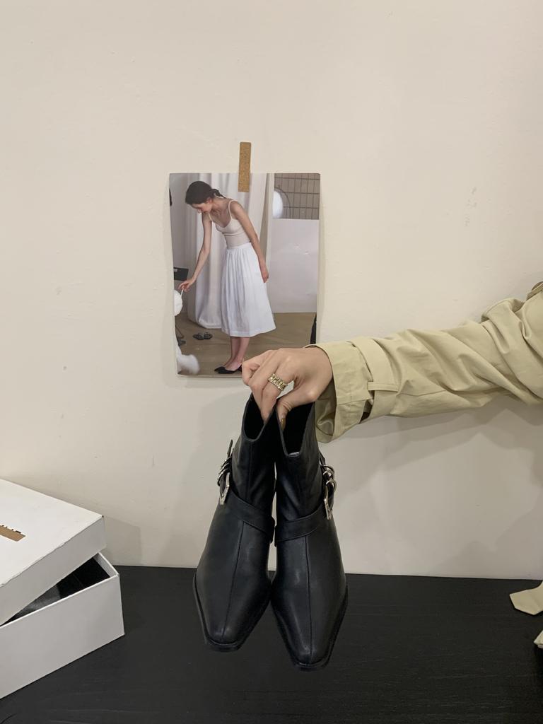 2025 New Retro Square Head Thick Heel Simple British Style Fashion Versatile Metal Button Martin Boots Women