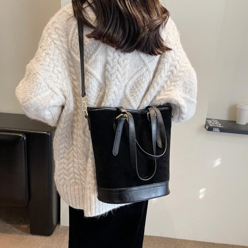

Commuting Versatile Underarm Large Capacity Bucket Bag Women s 2025 New Solid Color Retro Premium Shoulder Bag 29*15*26 чорний