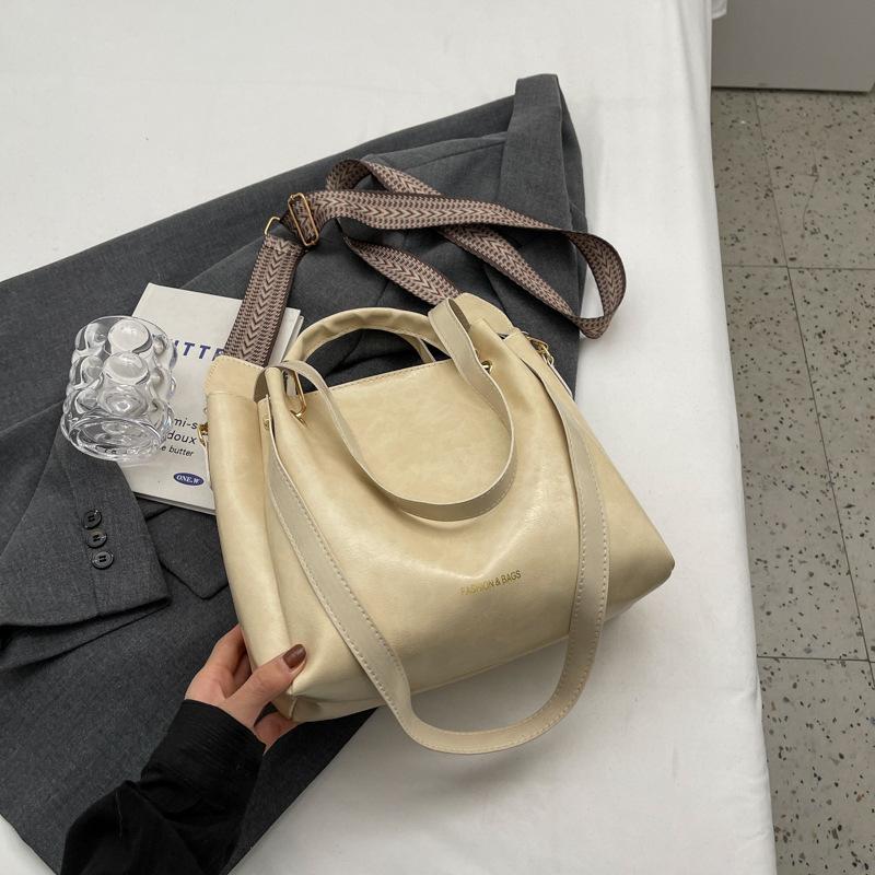 Korean version of fashionable large-capacity handbag women's 2025 new winter leisure commuting shoulder bag foreign style messenger bag