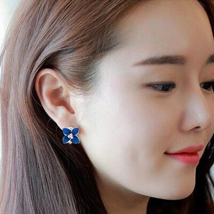 

Корейские эмалевые серьги в виде цветка с четырьмя лепестками, инкрустированные бриллиантами розовый