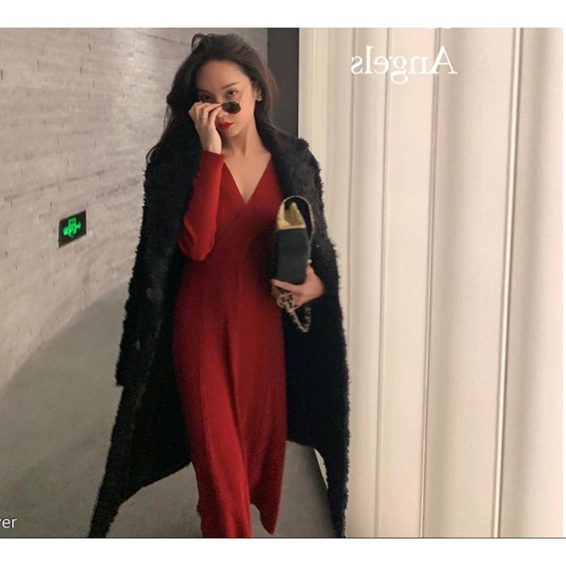 Niche Design Sense V-neck Red Knitted Dress Autumn and Winter New Temperament Sweater Skirt Annual Meeting Dress Skirt