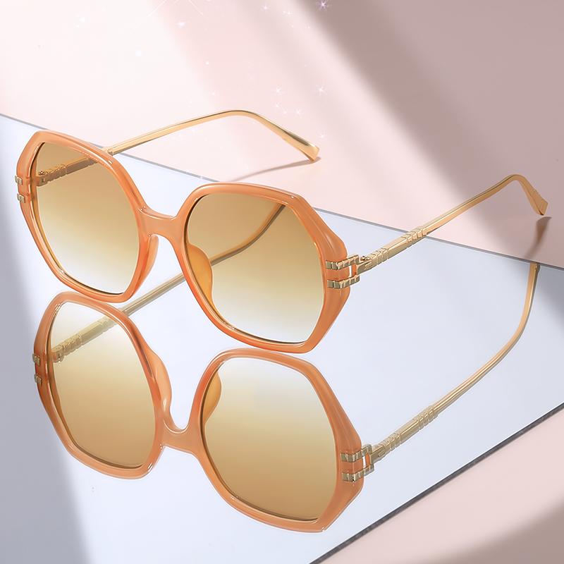 

New Elegant Geometric Oversized Sunglasses: Black Frame with Gold Metal Temples, Gradient Blue Lenses for Women помаранчевий