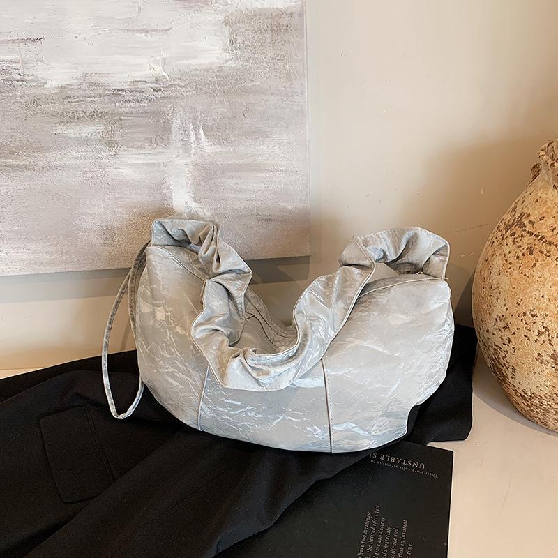 

Folded bag women s large capacity 2025 new autumn and winter leisure advanced texture niche messenger bag commuter dumplings серебряный