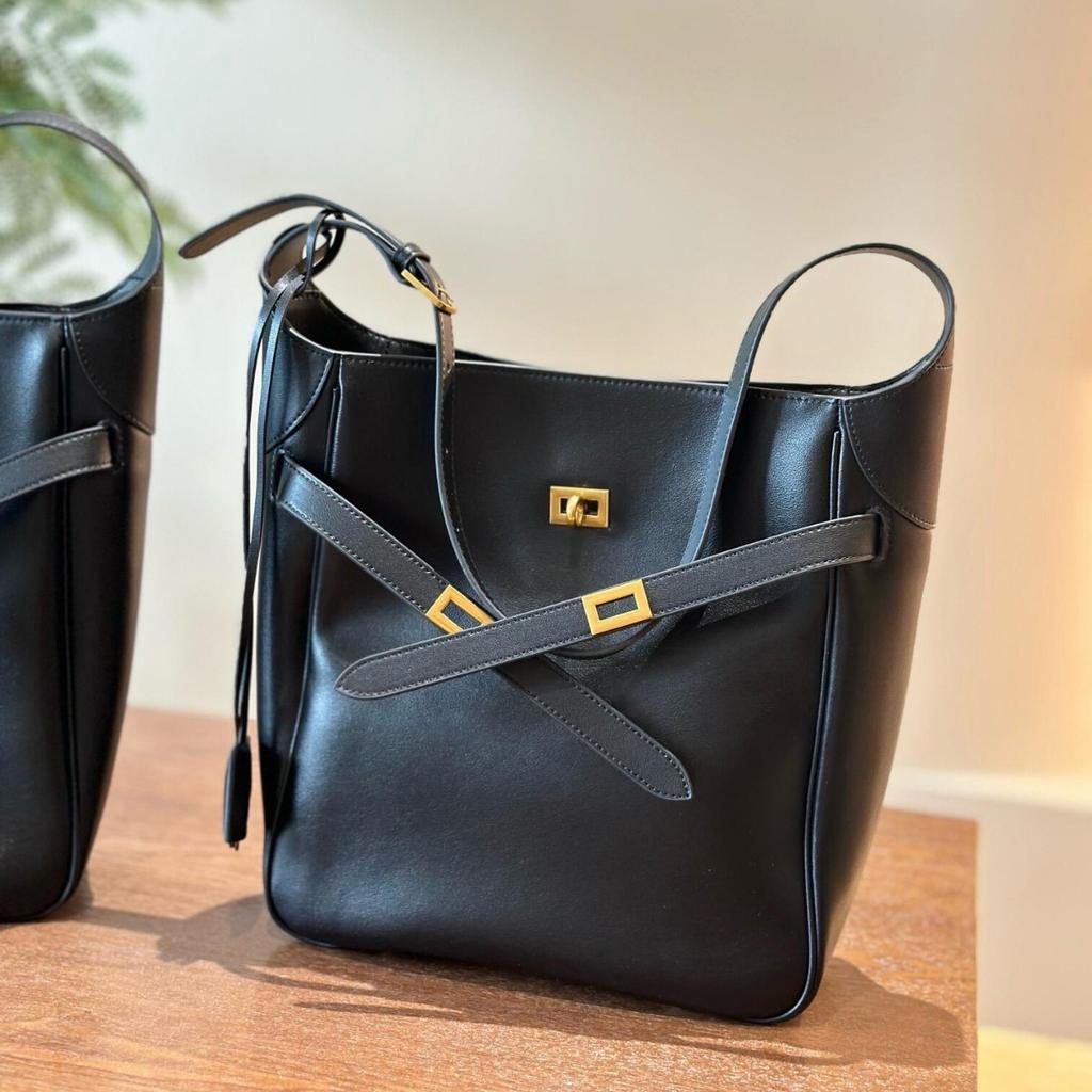2024 New Lock Bucket Bag Premium Sense Underarm Bag Leather Tote Bag Large Capacity Commuter Shoulder Bag