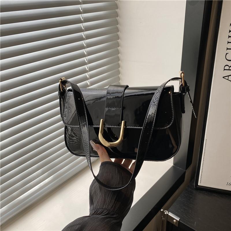 

Bag women s new retro red horseshoe buckle fashionable portable underarm bag shoulder messenger bag versatile чёрный