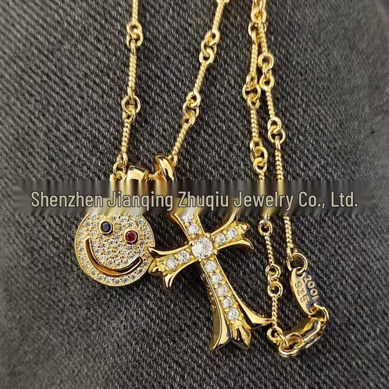 Unisex 18K Diamond Smiley Face Necklace – Fashionable and Versatile 18K